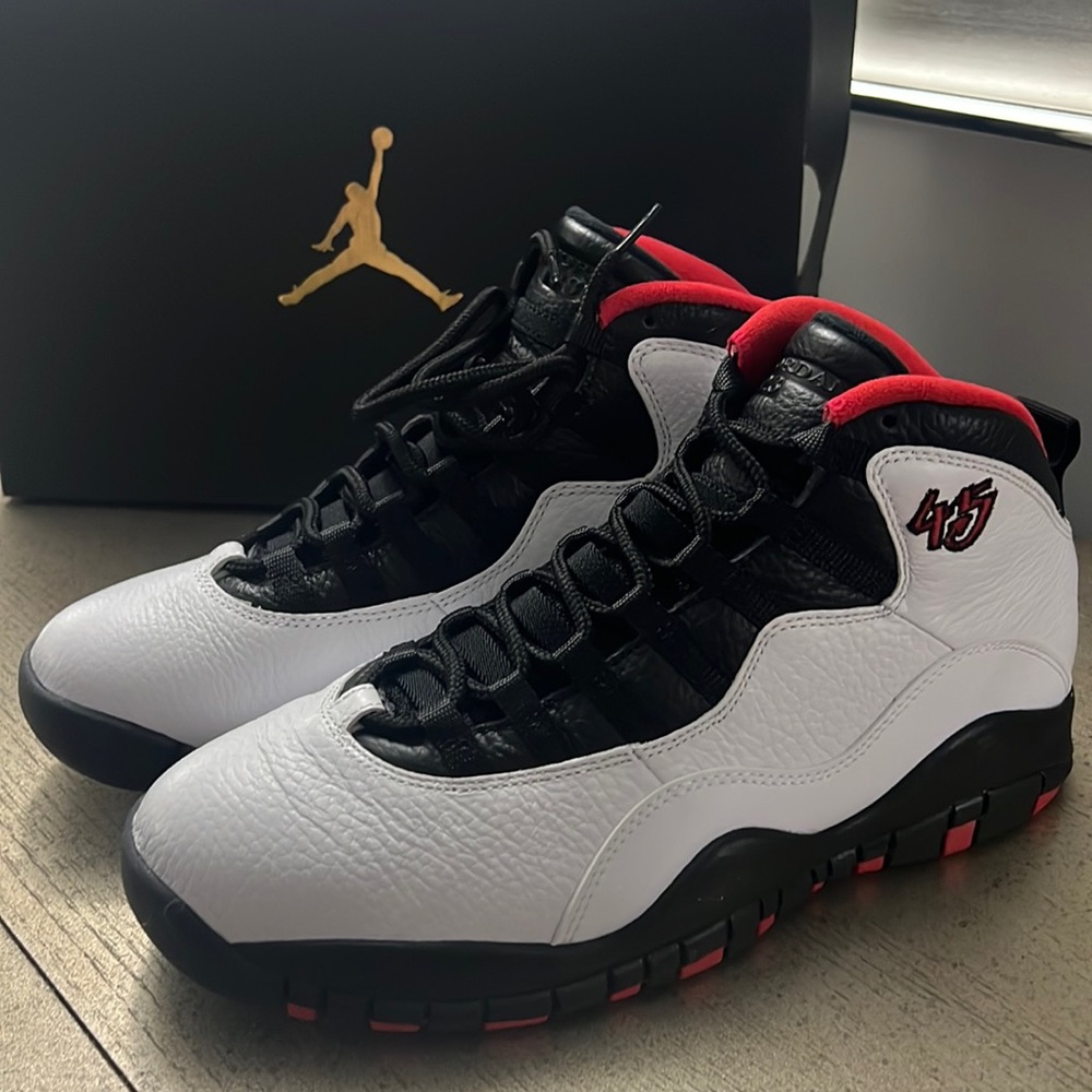 AIR JORDAN RETRO 10 CHICAGO WHITE/BLACK TRUE RED US 8 1/2 SNEAKERS 👟